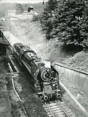 Zvláštní jízda pro švýcarské dráhy 2. 6. 1984, vlak tažený lokomotivou Šlechtična (475.179) při vjezdu do „sychrovského tunelu“ (foto MUDr. Petr Vidner,  sbírka rodiny Janečkovy)