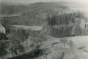Historický pohled na viadukt, v pozadí ozdravovna Radostín  (sbírka rodiny Janečkovy)