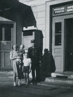 Náčelník stanice Sychrov Josef Janeček s rodinou okolo roku 1954 (sbírka rodiny Janečkovy