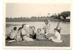 Prázdniny 1939 u rybníka (archiv rodiny Kleinových)